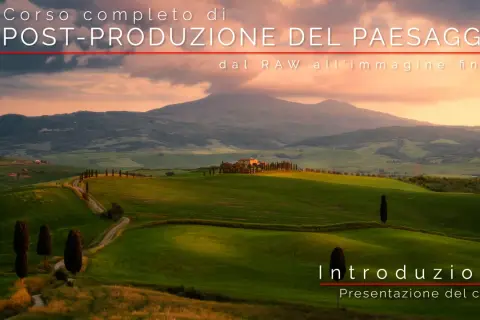Paesaggio toscano al tramonto, con colline verdi e un casale. Testo: "Corso completo di POST-PRODUZIONE DEL PAESAGGIO dal RAW all'immagine finale. Introduzione". Perfetto per imparare le azioni Photoshop.
