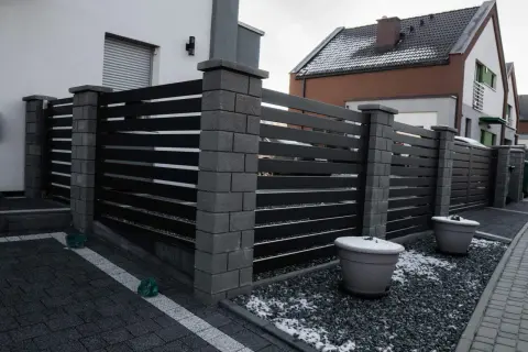 Jak wysoki może być płot? Poznaj przepisy i uniknij problemów