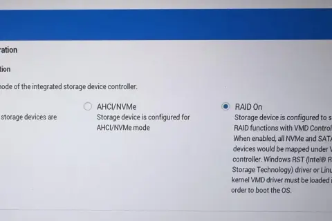 Ustawienia kontrolera pamięci masowej: wybrany tryb NVMe RAID On. Wymaga sterownika RST lub VMD do rozruchu systemu.