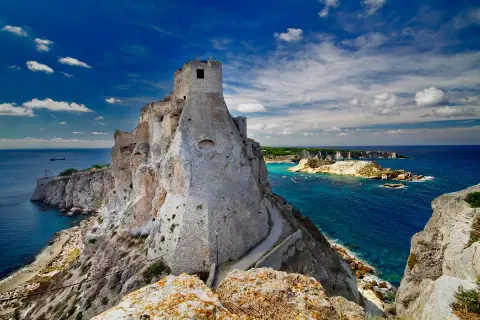 Rocche imponenti e mare cristallino: ecco cosa vedere a San Domino, un gioiello delle Tremiti.