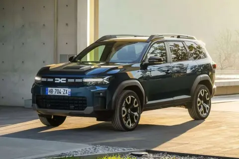 Dacia Bigster, un SUV spazioso e robusto, pronto per ogni avventura. Scopri le sue motorizzazioni efficienti e versatili.
