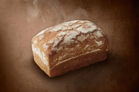 Chleb żytni bez drożdży z Lidla, pachnący i lekko parujący. Idealny na zdrową kanapkę, z niską zawartością kcal.