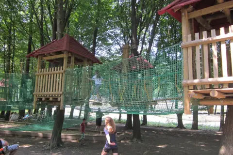 Małpi Gaj Myślenice: Rodzinny park linowy na Zarabiu czy warto?