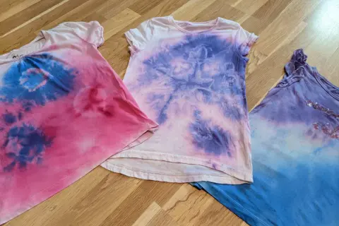 Batik-Shirts in Rosa, Lila und Blau, perfekt für das Batiken mit Kindern. Ein Spaß für die ganze Familie!