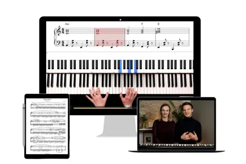 Kolędy nuty na pianino wyświetlane na ekranie komputera, tabletu i laptopa. Widać klawiaturę, ręce grające i fragmenty nut.