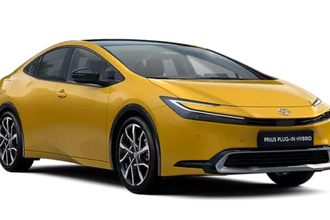 Żółty Toyota Prius Plug-in Hybrid, twarda hybryda, prezentuje się dynamicznie na czarnym tle.