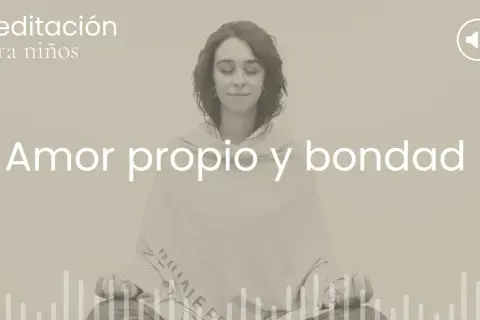 Joven en meditación metta para niños, cultivando amor propio y bondad.