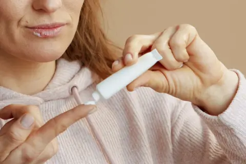 Maść ichtiolowa na pryszcze: Czy pomoże na bolesne gule?