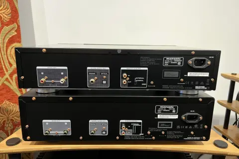 Tył odtwarzacza Marantz CD 60, gotowy do testu, z widocznymi złączami audio i cyfrowymi.
