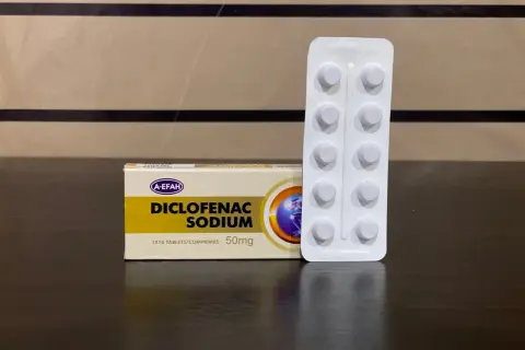 Opakowanie leku Diclofenac Sodium 50mg i blister z tabletkami. Ten lek został wycofany z obrotu.