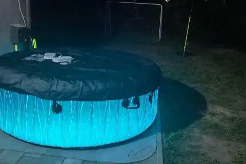 Nocny relaks w ogrodzie z podświetlanym Lay-Z-Spa Miami. Idealne miejsce na leniwe chwile.