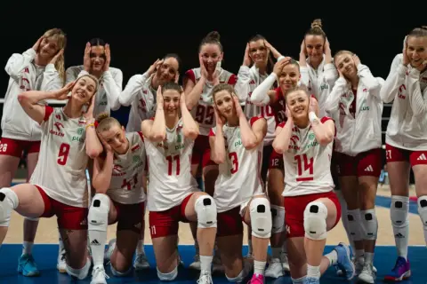 Siatkarki reprezentacji Polski w Lidze Narodów kobiet, z rękami na uszach, celebrują zwycięstwo.
