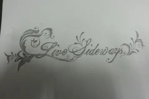 Eine Skizze für ein Tattoo mit geschwungener Schrift: "Live Sideways", umgeben von floralen Ornamenten.