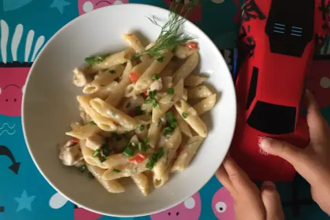 Jaki sos do makaronu z kurczakiem, aby zachwycić smakiem?
