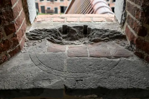 Kamienne wyrycia na parapecie okna twierdzy Wisłoujście. Sprawdź twierdza wisłoujście cennik, by poznać ceny wstępu.