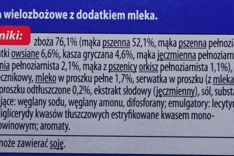Składniki ciastek wielozbożowych z mlekiem. Czy ciastka Vitanella są zdrowe? Zawierają mąki pełnoziarniste, płatki owsiane, ale też cukier i olej.