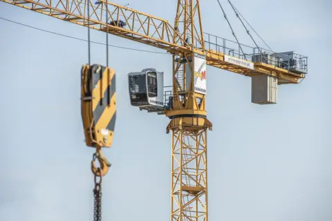 Zarobki operatora dźwigu samojezdnego: Ile zarobisz w 2024?