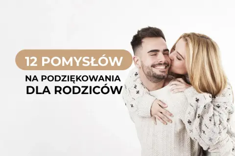 12 pomysłów na kosze podziękowania dla rodziców. Uśmiechnięty mężczyzna otrzymuje pocałunek od kobiety.