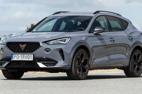 Szary Cupra Formentor 2025 z czarnymi felgami i miedzianym logo na grillu, gotowy na jazdę.