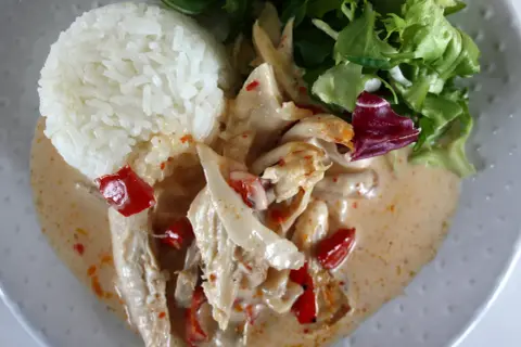 Kyckling i krämig sås med ris och en fräsch sallad. En härlig rätt med smak av kyckling mango chutney.