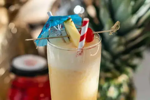 Pyszny drink z ananasem, wisienką i parasolką. Idealny przepis na Pina Colada na lato!