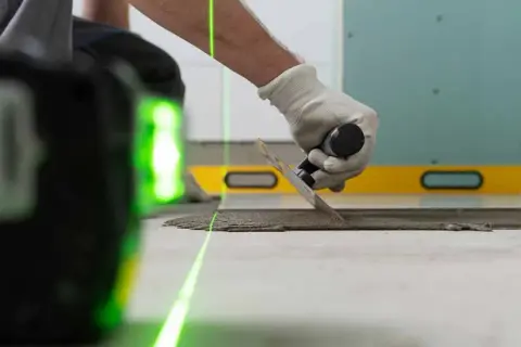 Jak używać poziomicy laserowej? Praktyczny poradnik krok po kroku