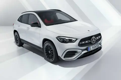 Nuova Mercedes GLA 2026 bianca con interni rossi, un SUV compatto ed elegante pronto per il futuro.