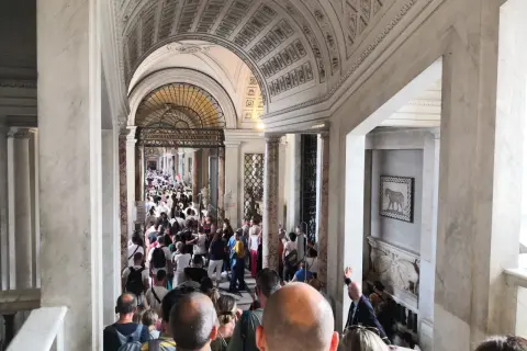 Tłumy zwiedzających w korytarzu Muzeów Watykańskich. Czy warto? Ogromne kolejki i bogactwo sztuki.