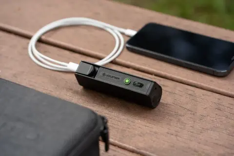 Ładowarka w bagażu podręcznym? Tak, ale powerbank to pułapka!