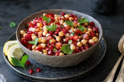 Bunter Kichererbsensalat mit Granatapfelkernen, Tomaten und Petersilie. Perfekt als Beilage oder leichtes Hauptgericht. Was passt zu Kichererbsensalat? Frisches Brot!