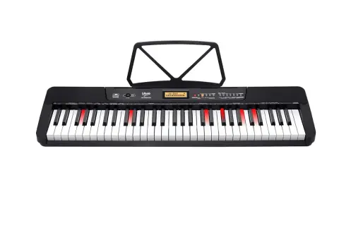 Czarny keyboard z podświetlanymi klawiszami, idealny do nauki jak grać na keyboardzie. Stojak na nuty dodaje funkcjonalności.