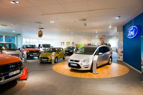 Ford-återförsäljare med flera bilar, inklusive en silverfärgad S-Max årsmodell 2015, en gul Ford Fiesta och en orange Ford Ranger.