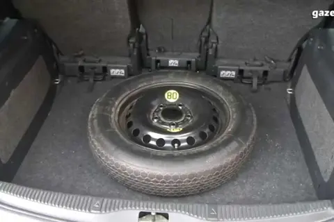 Ford S-Max: Gdzie jest koło zapasowe? Lokalizacja i zestaw naprawczy