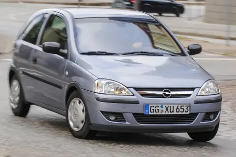 Srebrny Opel Corsa C w ruchu na drodze.