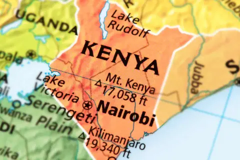 Mapa pokazuje, gdzie leży Kenia, obok Ugandy, Tanzanii i Somalii. Widać Nairobi i Górę Kenia.