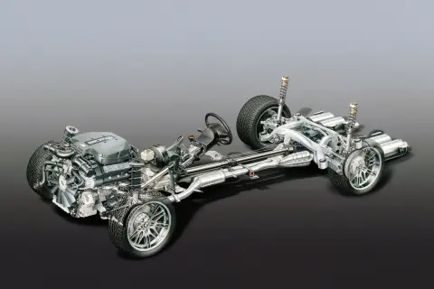 Szczegółowy widok podwozia BMW z silnikiem i układem napędowym rwd.