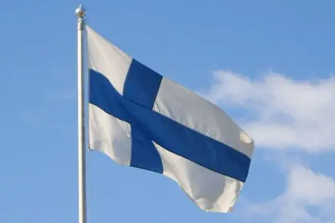 Flaga Finlandii: Co symbolizuje biel i błękit? Poznaj jej sekrety