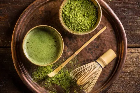 Czy matcha odchudza? Odkryj, jak może wspierać Twoją dietę