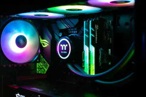 Wnętrze komputera z podświetleniem RGB. Wiatraki, RAM TridentZ i chłodzenie Thermaltake tworzą obraz najdroższego komputera na świecie.
