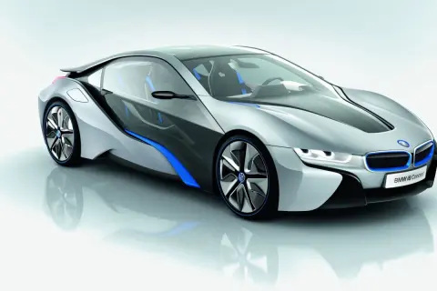 Futurystyczne BMW i8 w kolorze srebrnym z niebieskimi akcentami, z aerodynamicznym nadwoziem i sportowymi felgami.