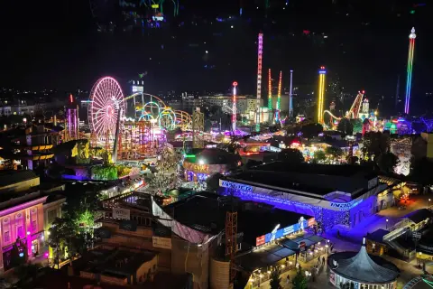 Wiedeński Prater nocą, pełen świateł i atrakcji. Zastanawiasz się nad prater wiedeń cennik?