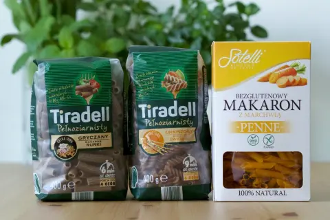 Dwa opakowania makaronu pełnoziarnistego Tiradell i jedno opakowanie makaronu bezglutenowego Sotelli z marchwią.