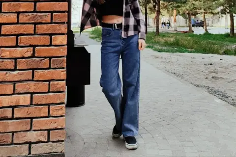 Spodnie wide leg dla kogo? Odkryj, jak je nosić i stylizować