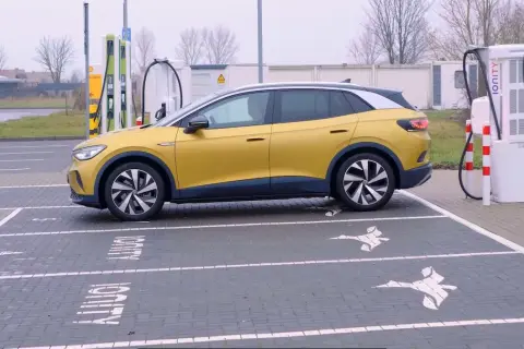 Żółty VW ID.4 parkuje na stacji ładowania Ionity.