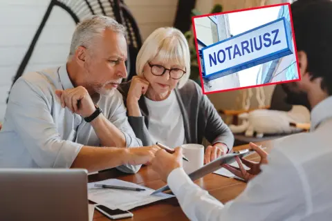Starsze małżeństwo u notariusza omawia kwestie spadkowe i zachowek.