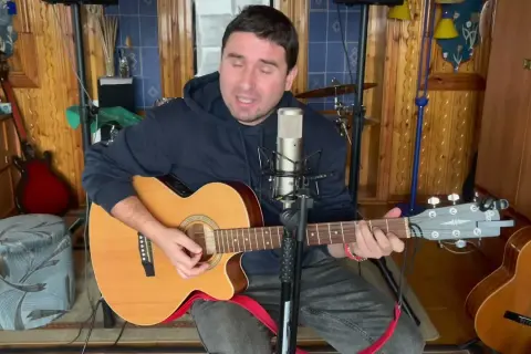 Opanuj Lili Enej na gitarze! Chwyty, bicie i triki dla każdego