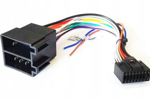 Adapter ISO z kolorowymi przewodami. Dowiedz się, jak wyjąć piny z kostki ISO, by podłączyć radio.