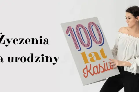 Kobieta z uśmiechem prezentuje kartkę z napisem "100 lat Kasiu!". To idealne śmieszne życzenia urodzinowe dla solenizantki.