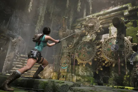 Lara Croft w nowym Tomb Raiderze używa liny, by uruchomić starożytny mechanizm w jaskini.