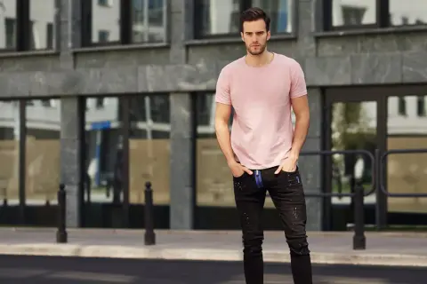 Jak wpuścić T-shirt w spodnie? 4 triki, które musisz znać